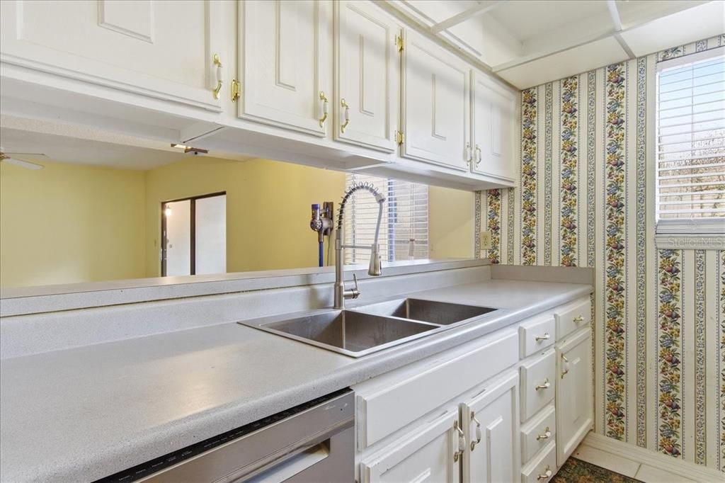 For Sale: $150,000 (3 beds, 2 baths, 1231 Square Feet)