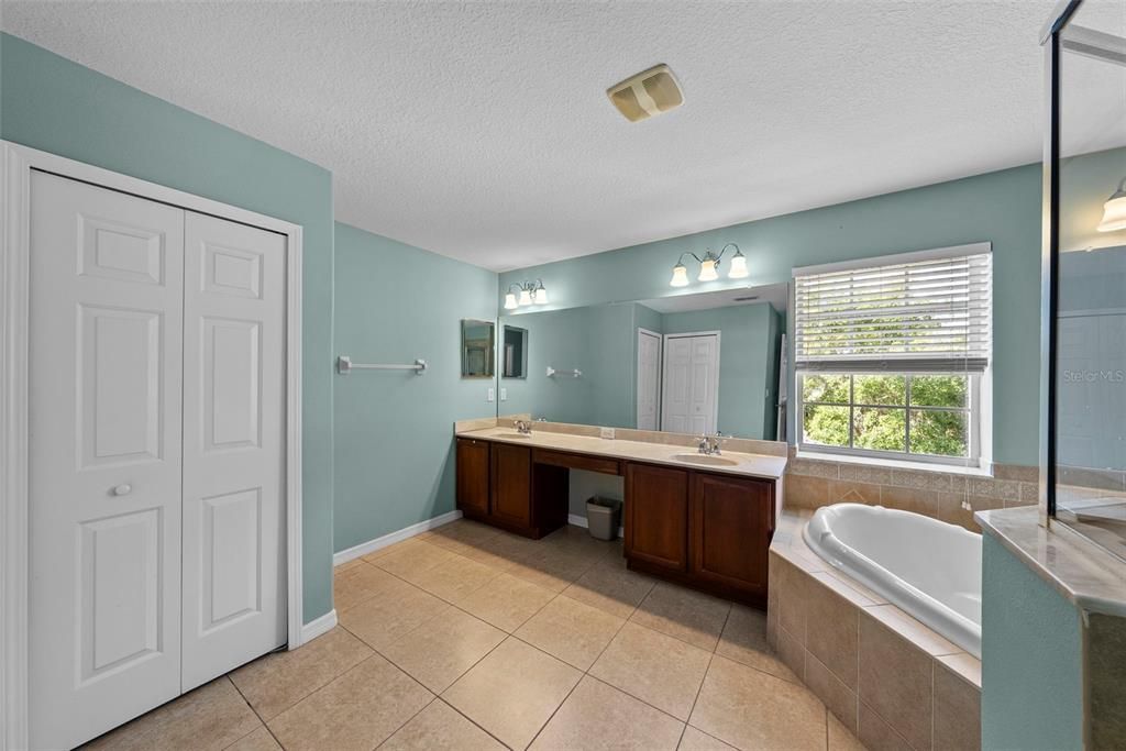 Activo con contrato: $690,000 (4 camas, 3 baños, 2953 Pies cuadrados)