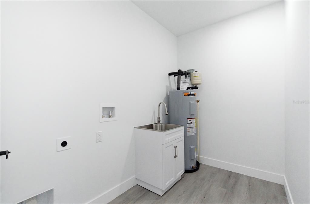 Active With Contract: $514,900 (3 beds, 2 baths, 1659 Square Feet)