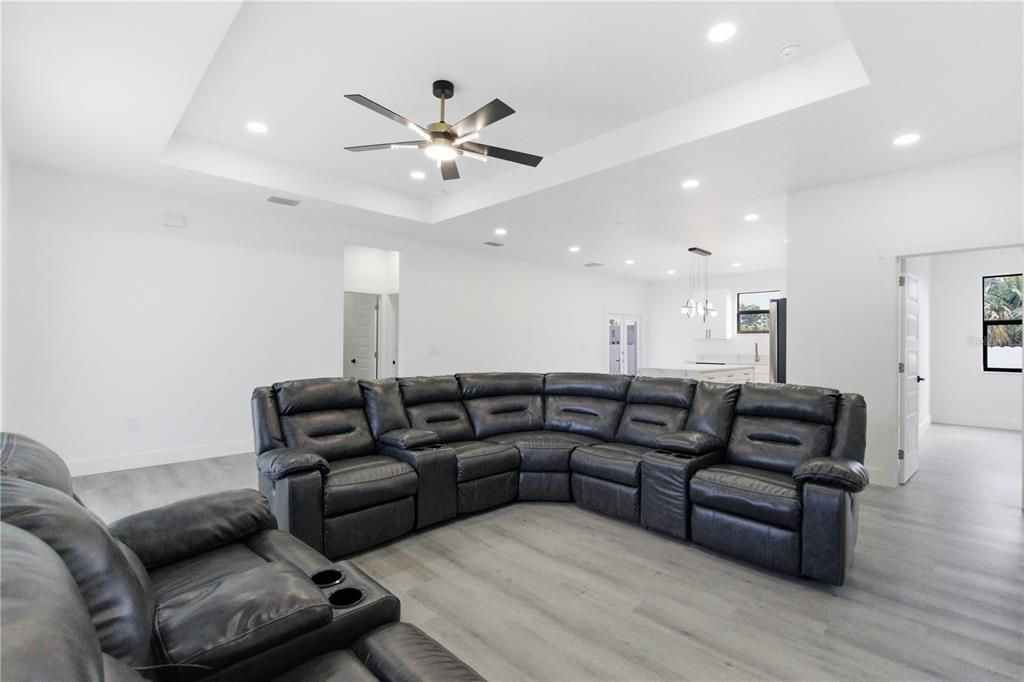 Active With Contract: $514,900 (3 beds, 2 baths, 1659 Square Feet)