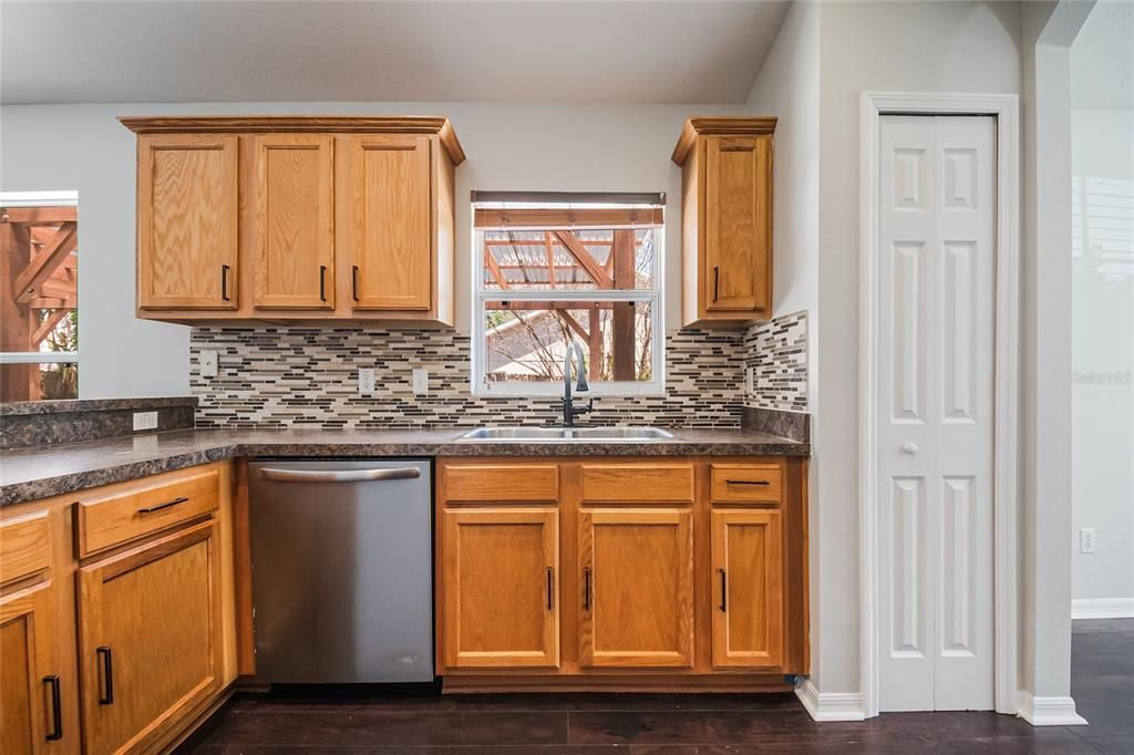 Active With Contract: $350,000 (3 beds, 2 baths, 1588 Square Feet)