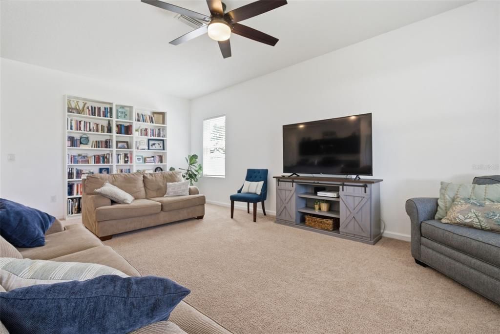 Activo con contrato: $419,900 (4 camas, 2 baños, 1926 Pies cuadrados)