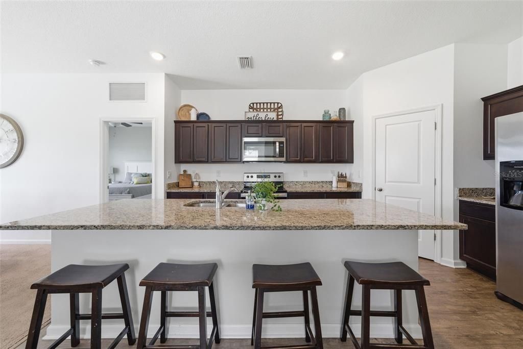 Activo con contrato: $419,900 (4 camas, 2 baños, 1926 Pies cuadrados)