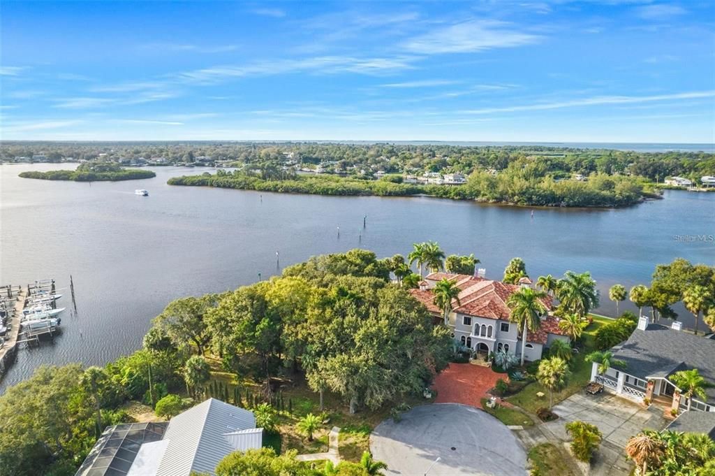 На продажу: $799,900 (0.47 acres)
