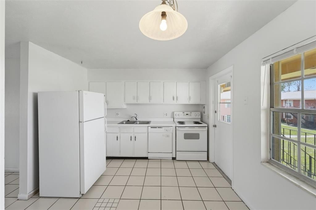 For Rent: $1,399 (2 beds, 1 baths, 930 Square Feet)