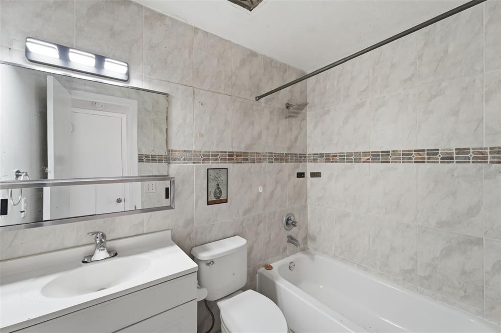 For Rent: $1,399 (2 beds, 1 baths, 930 Square Feet)
