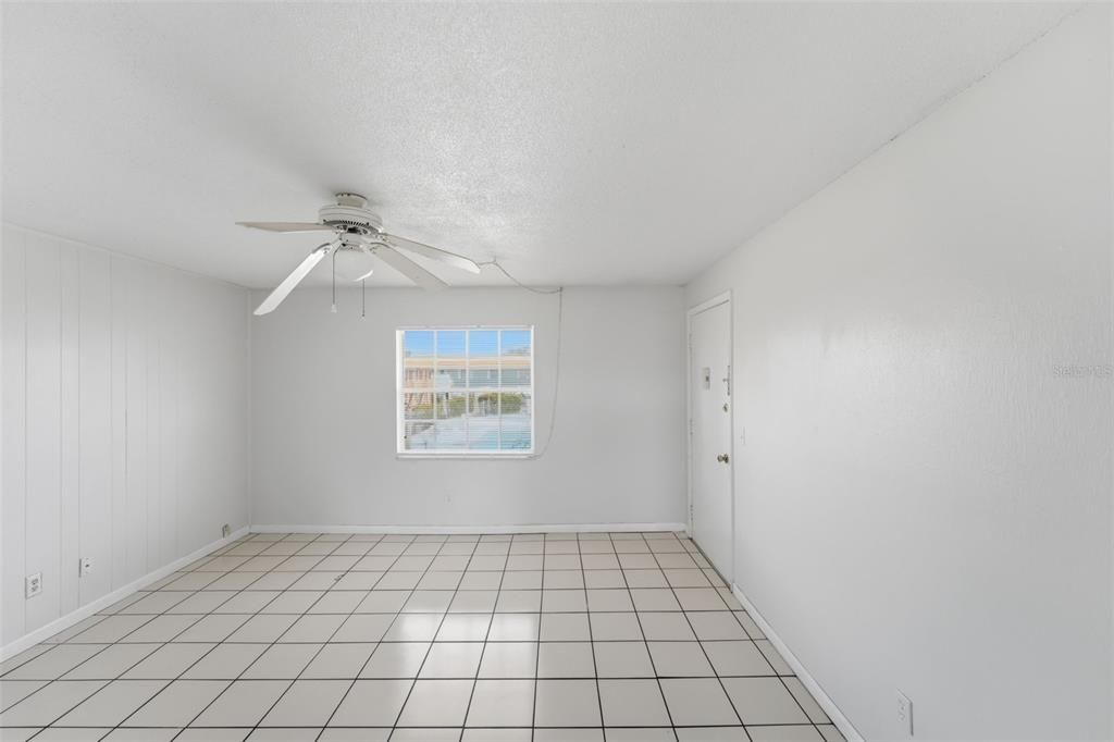 For Rent: $1,399 (2 beds, 1 baths, 930 Square Feet)