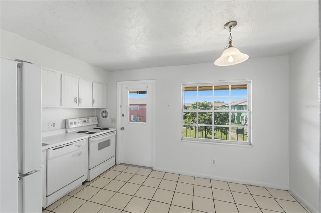 For Rent: $1,399 (2 beds, 1 baths, 930 Square Feet)