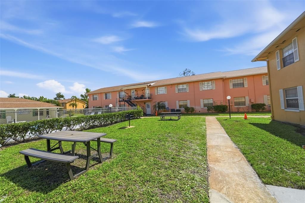 For Rent: $1,399 (2 beds, 1 baths, 930 Square Feet)