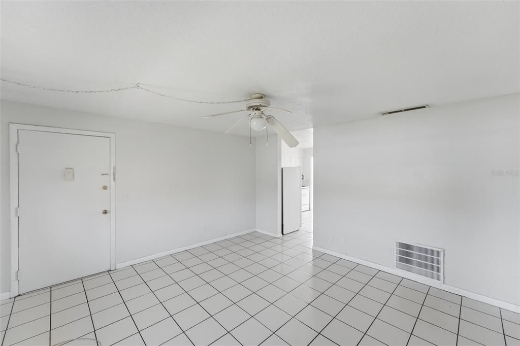 For Rent: $1,399 (2 beds, 1 baths, 930 Square Feet)