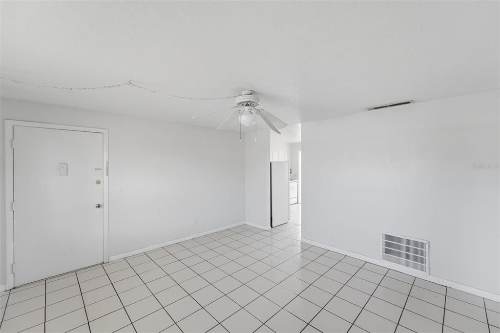 For Rent: $1,399 (2 beds, 1 baths, 930 Square Feet)