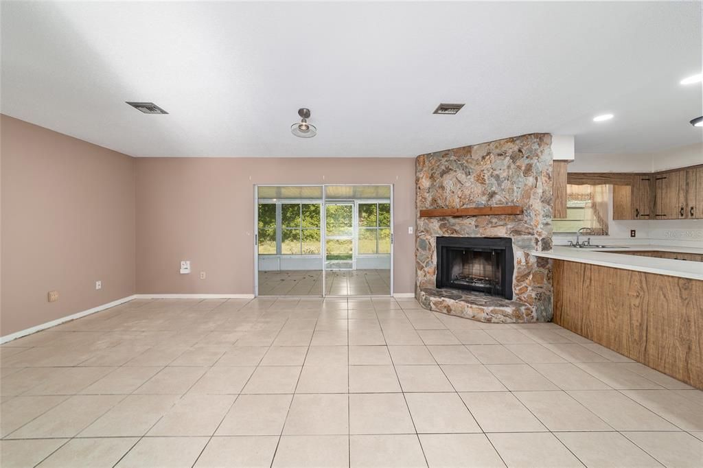 Activo con contrato: $269,900 (3 camas, 2 baños, 1686 Pies cuadrados)