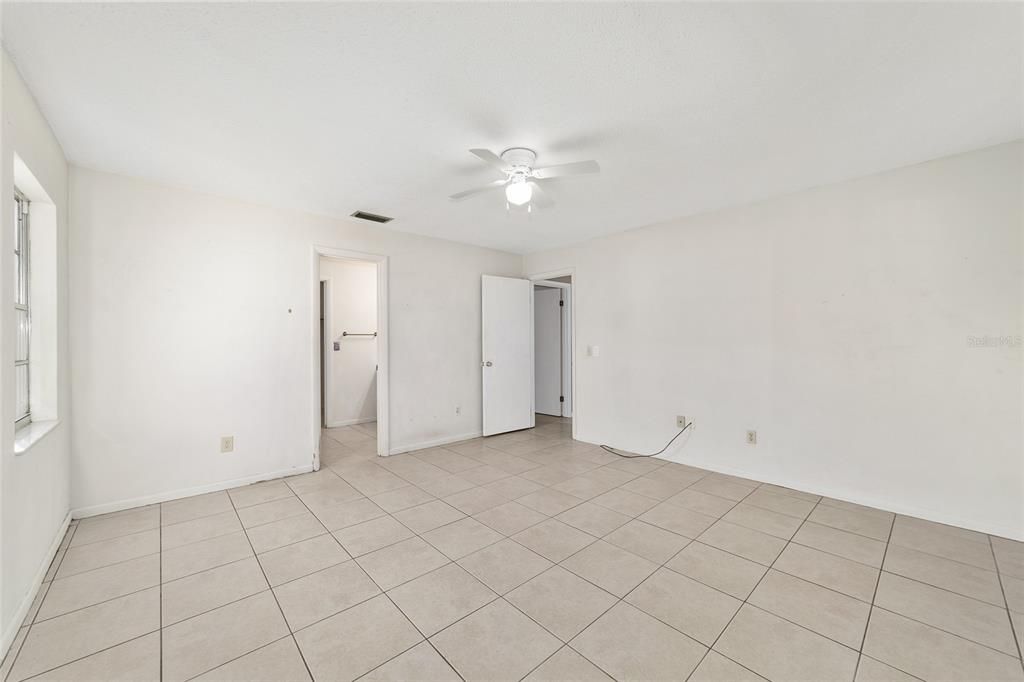 Activo con contrato: $269,900 (3 camas, 2 baños, 1686 Pies cuadrados)