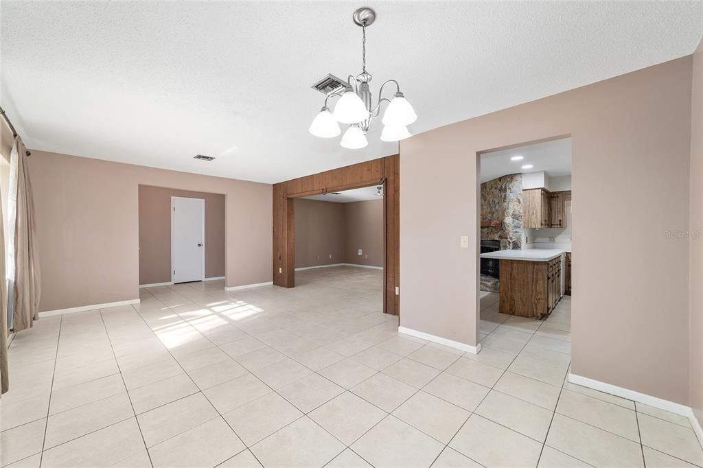 Activo con contrato: $269,900 (3 camas, 2 baños, 1686 Pies cuadrados)