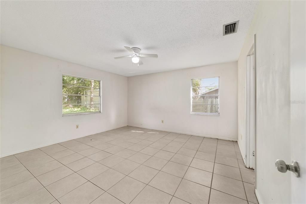 Activo con contrato: $269,900 (3 camas, 2 baños, 1686 Pies cuadrados)