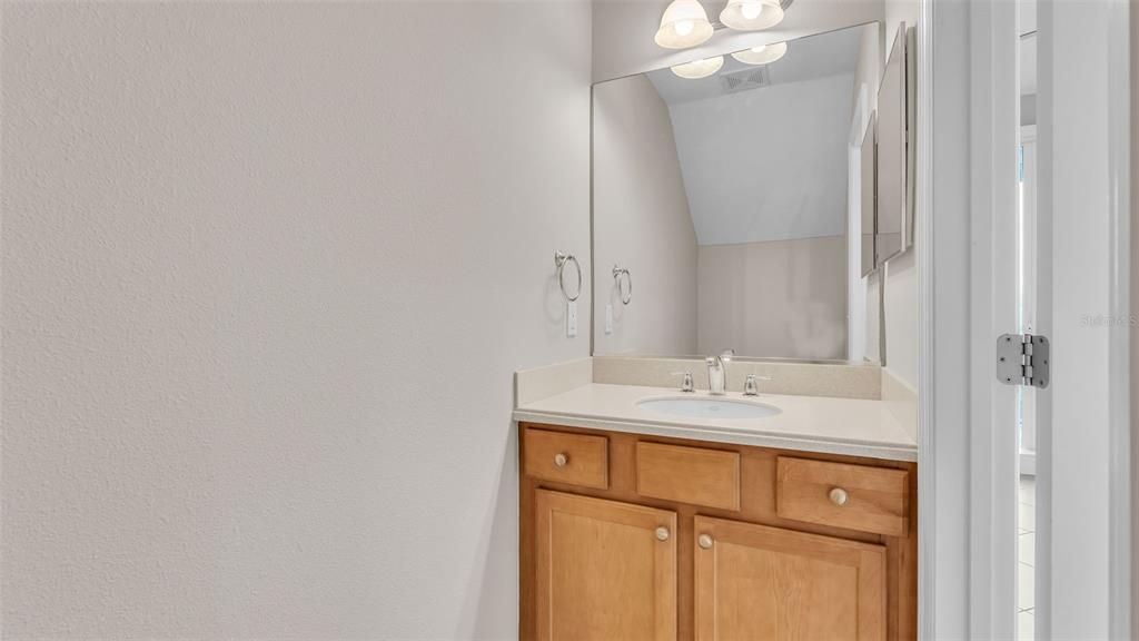 For Rent: $1,900 (2 beds, 1 baths, 1110 Square Feet)