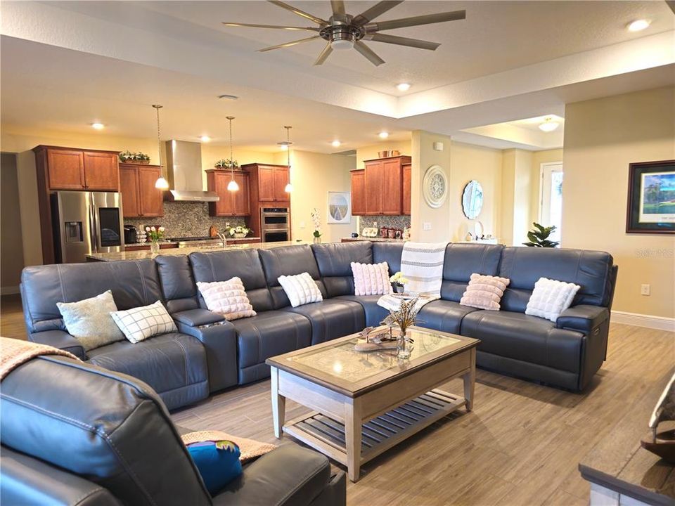 En Venta: $649,900 (3 camas, 3 baños, 2893 Pies cuadrados)
