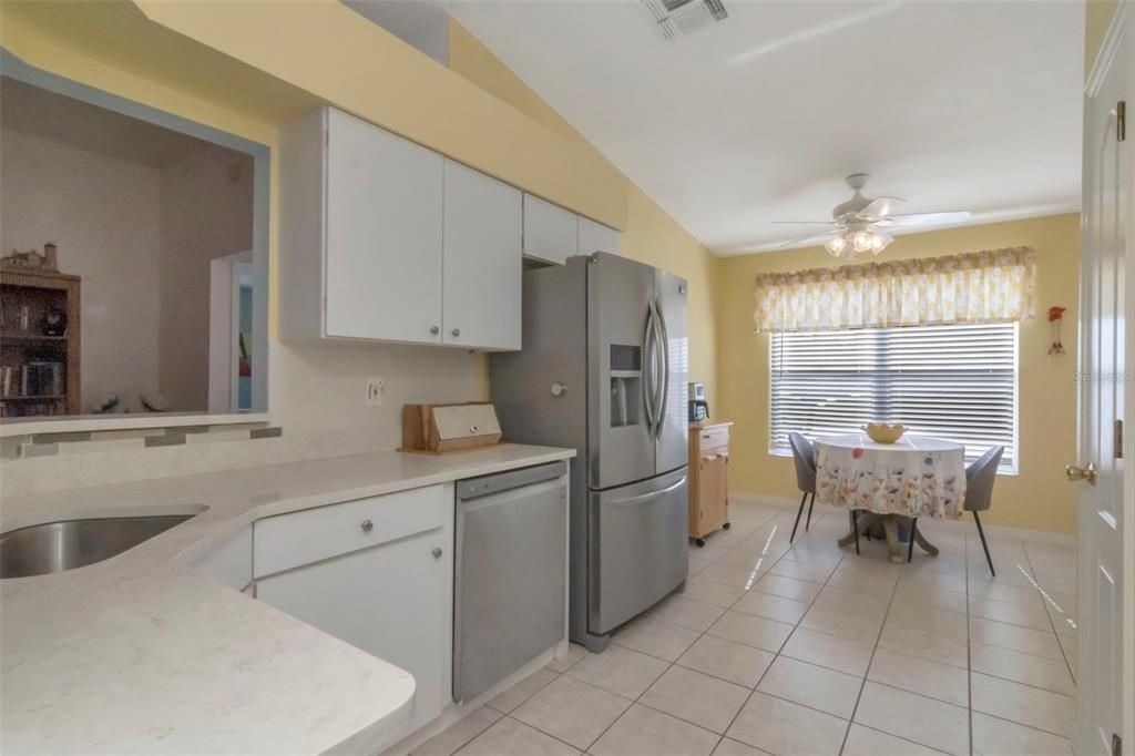 На продажу: $269,900 (2 спален, 2 ванн, 1733 Квадратных фут)