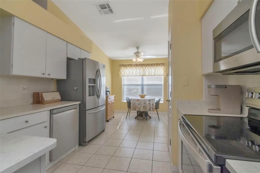 На продажу: $269,900 (2 спален, 2 ванн, 1733 Квадратных фут)