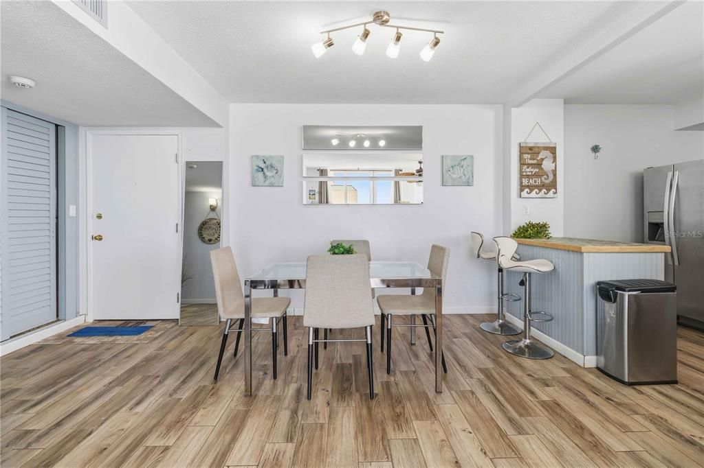 For Sale: $315,000 (2 beds, 2 baths, 1058 Square Feet)