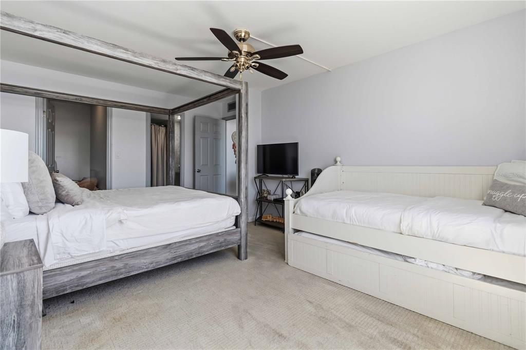 For Sale: $315,000 (2 beds, 2 baths, 1058 Square Feet)