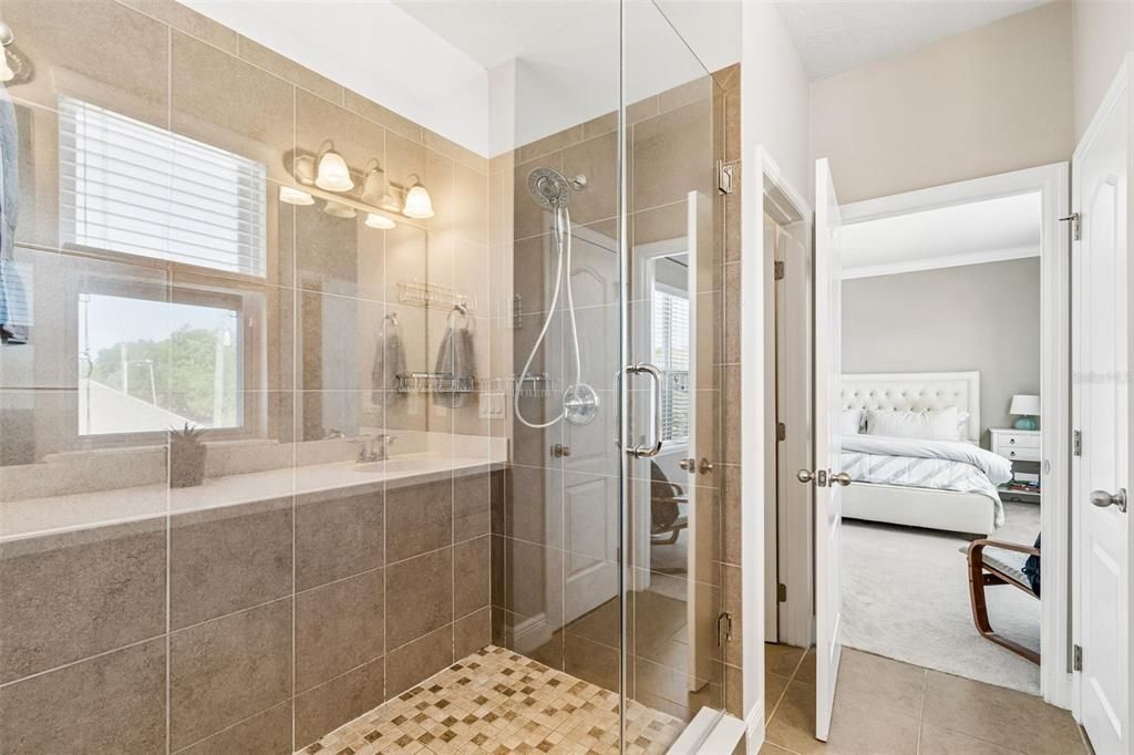 Activo con contrato: $775,000 (4 camas, 2 baños, 2120 Pies cuadrados)
