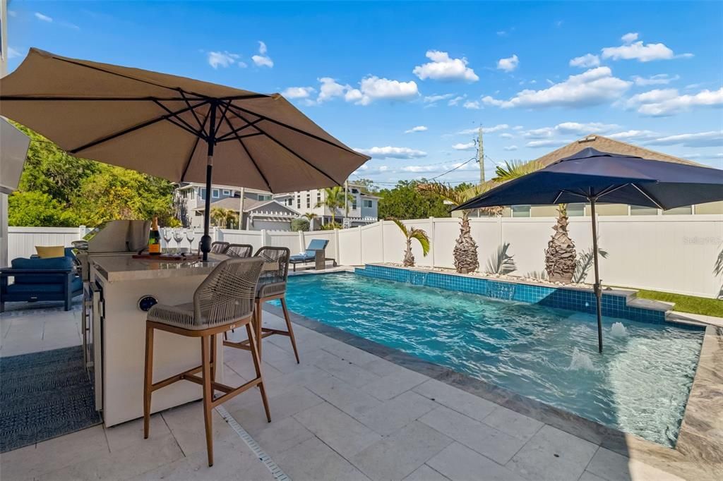 Activo con contrato: $775,000 (4 camas, 2 baños, 2120 Pies cuadrados)