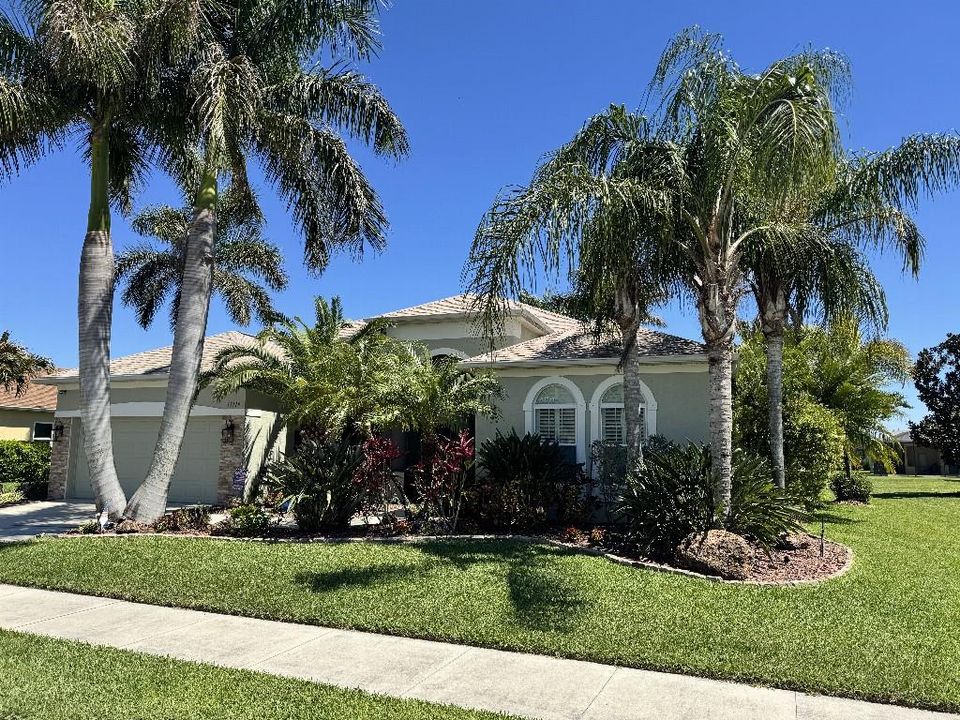 For Sale: $698,800 (4 beds, 2 baths, 2434 Square Feet)