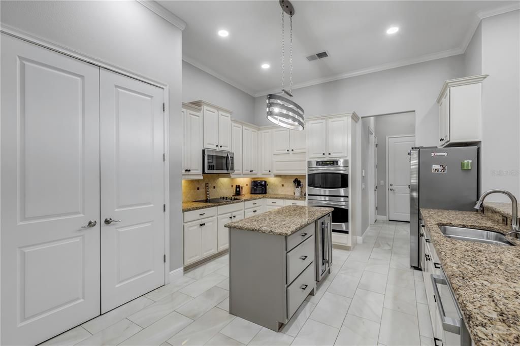 For Sale: $1,089,999 (3 beds, 2 baths, 3034 Square Feet)