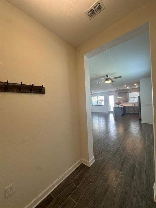 Activo con contrato: $2,299 (3 camas, 2 baños, 2114 Pies cuadrados)