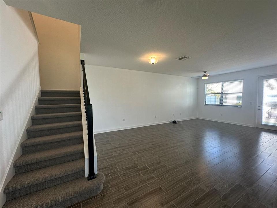 Activo con contrato: $2,299 (3 camas, 2 baños, 2114 Pies cuadrados)