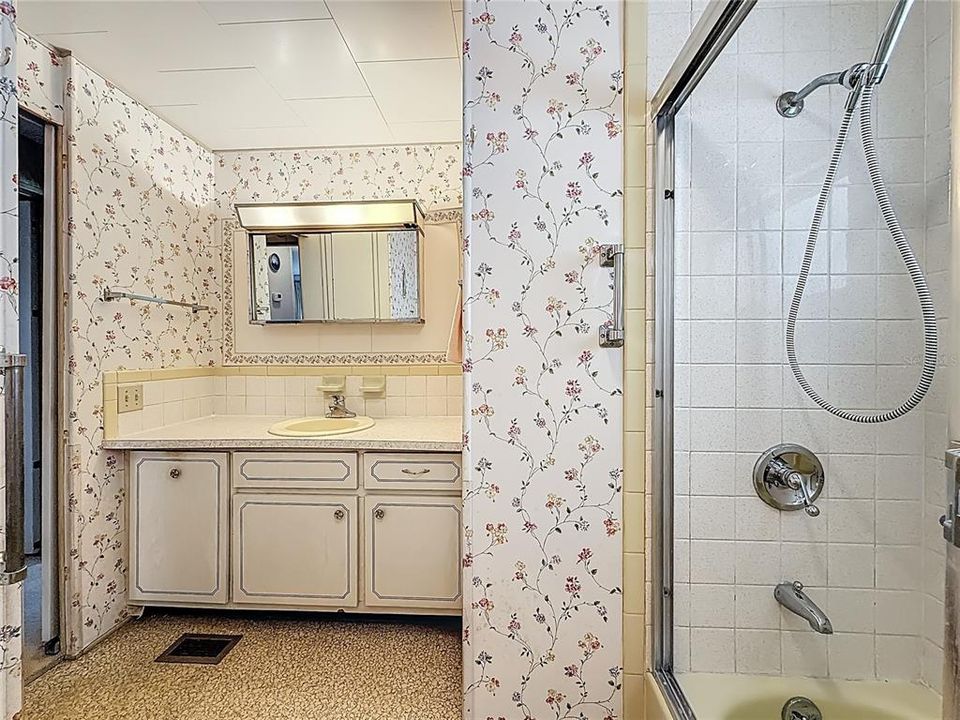 Active With Contract: $159,900 (2 beds, 2 baths, 936 Square Feet)