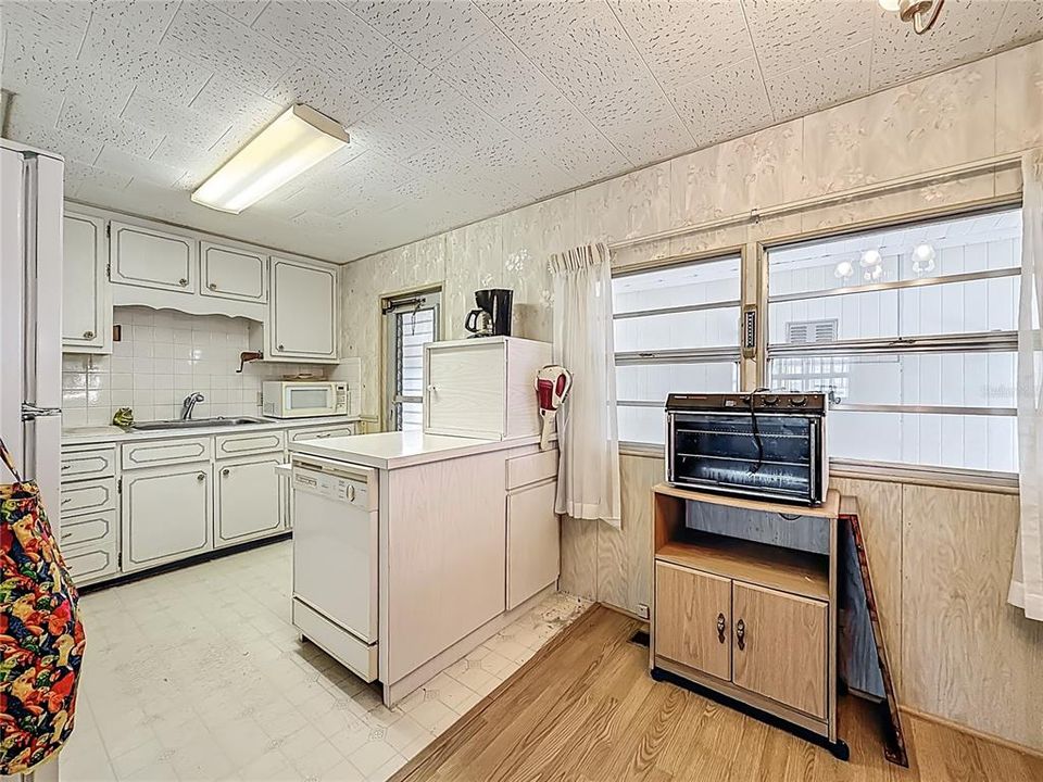 Active With Contract: $159,900 (2 beds, 2 baths, 936 Square Feet)