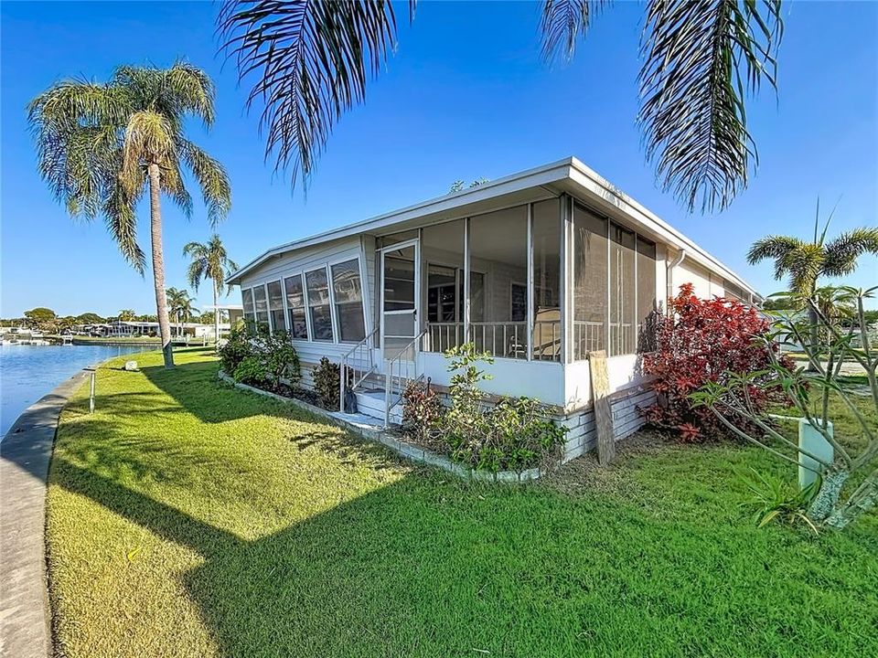 Active With Contract: $159,900 (2 beds, 2 baths, 936 Square Feet)