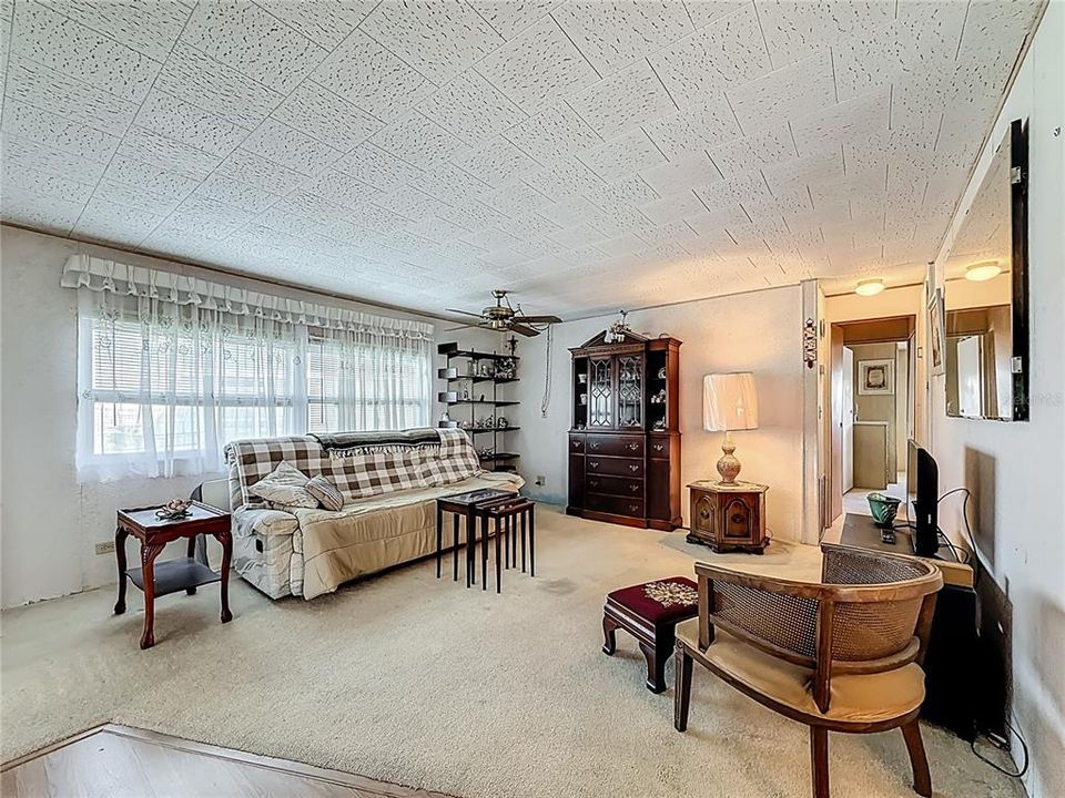 Active With Contract: $159,900 (2 beds, 2 baths, 936 Square Feet)