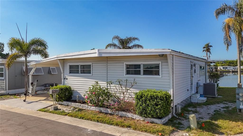 Active With Contract: $159,900 (2 beds, 2 baths, 936 Square Feet)