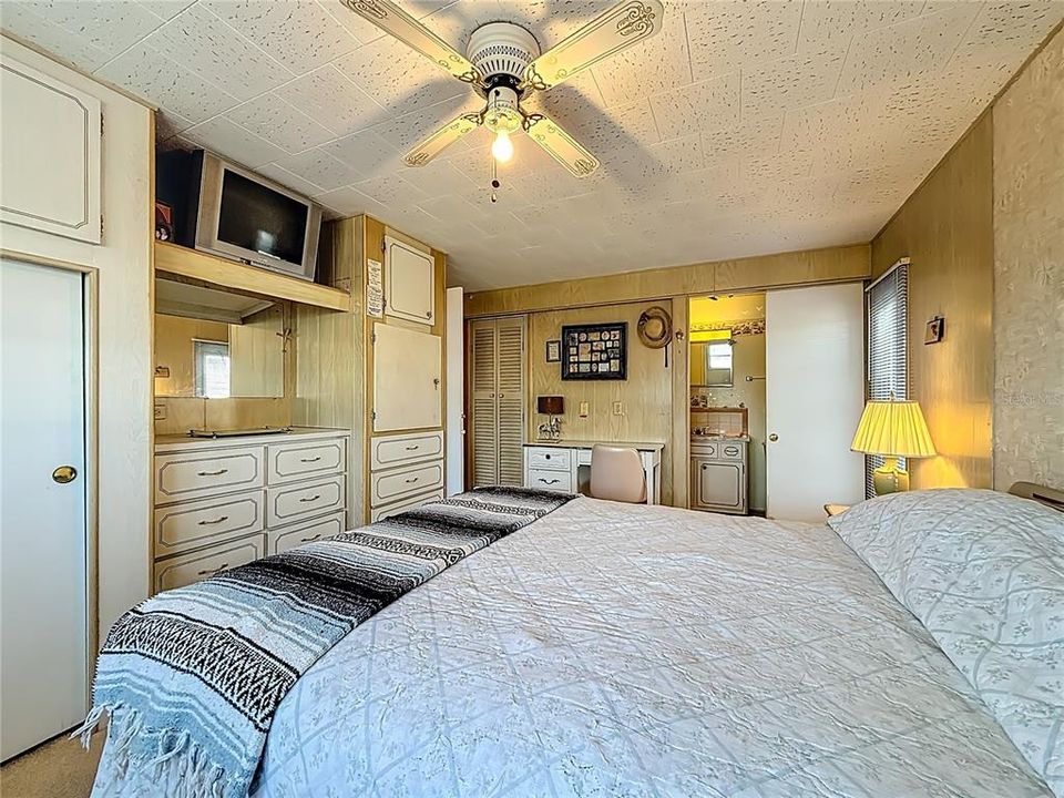 Active With Contract: $159,900 (2 beds, 2 baths, 936 Square Feet)