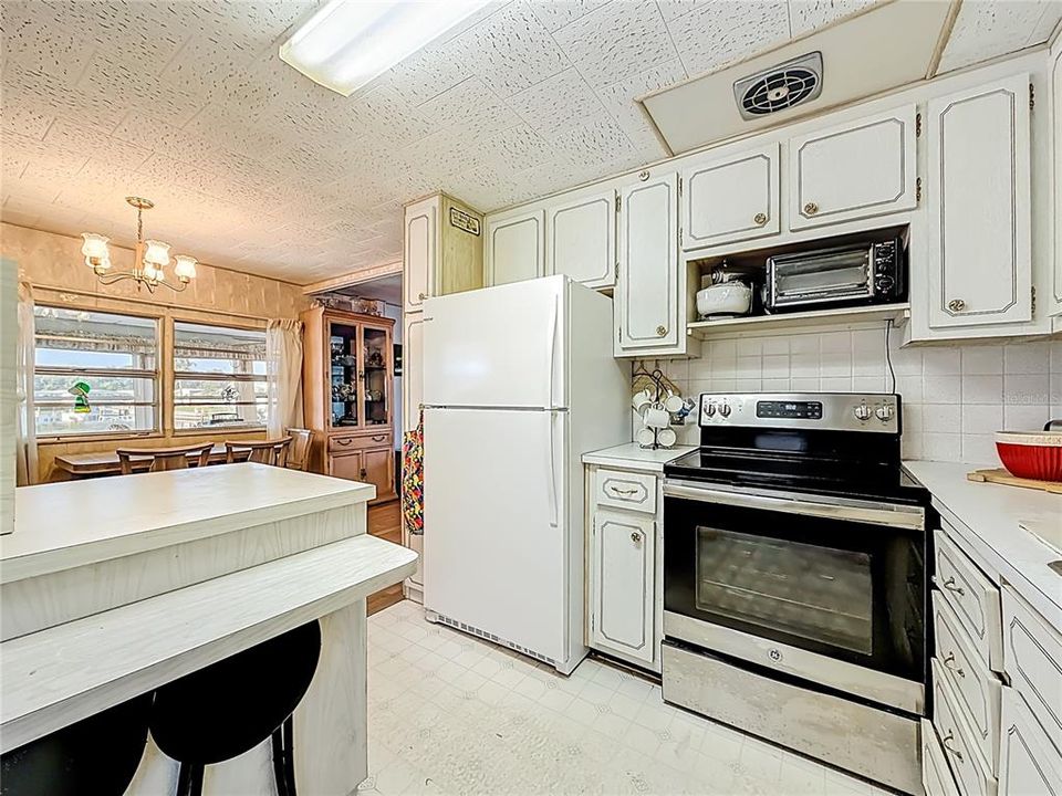 Active With Contract: $159,900 (2 beds, 2 baths, 936 Square Feet)