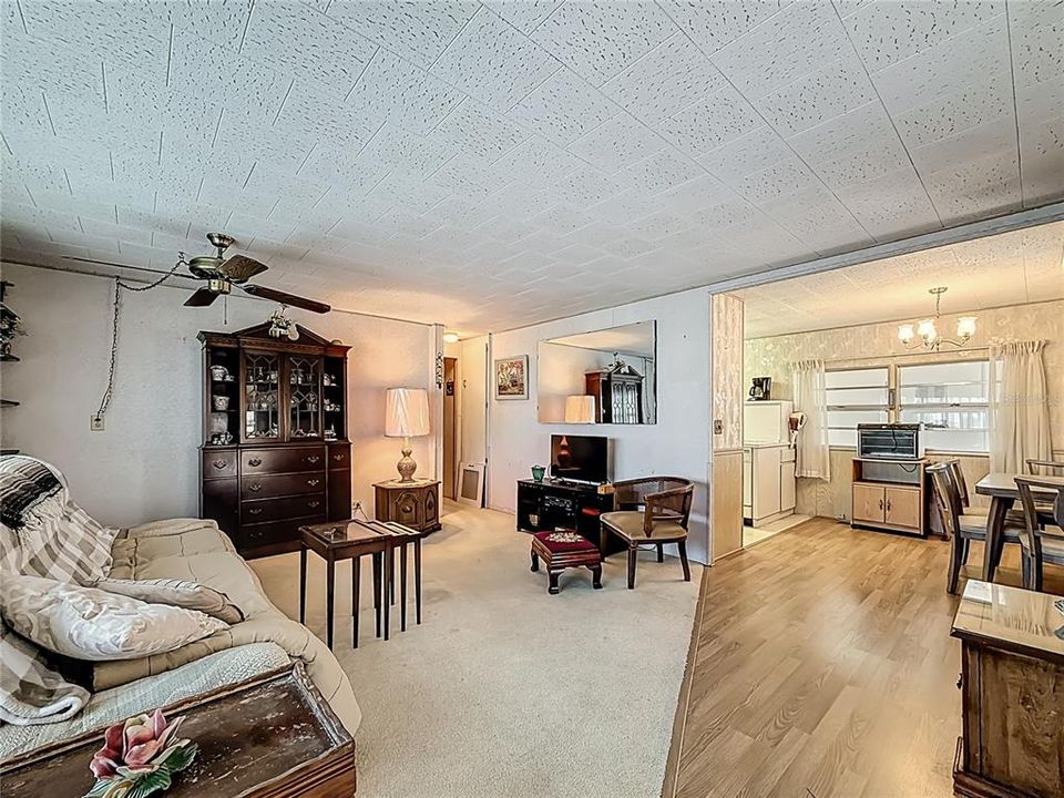 Active With Contract: $159,900 (2 beds, 2 baths, 936 Square Feet)