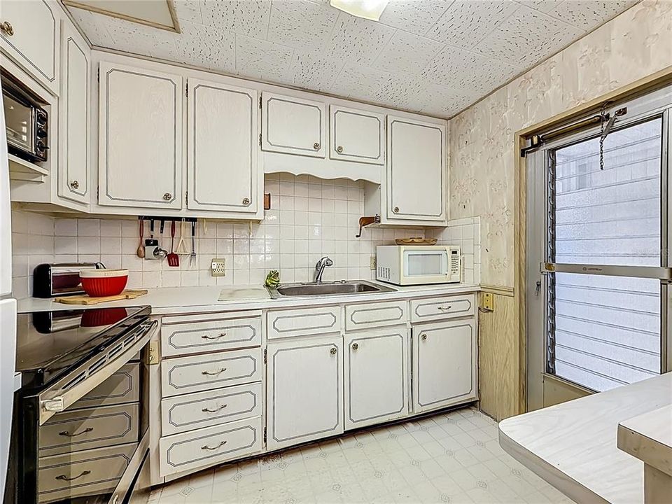 Active With Contract: $159,900 (2 beds, 2 baths, 936 Square Feet)