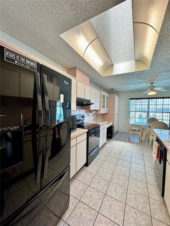 Activo con contrato: $290,000 (3 camas, 2 baños, 1702 Pies cuadrados)