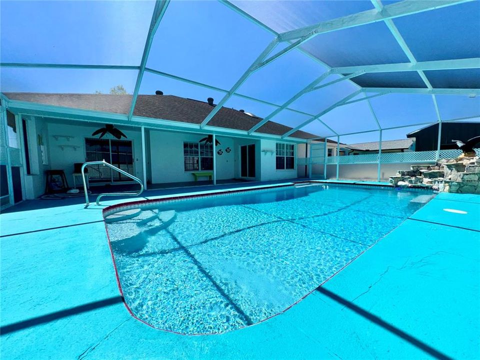 Activo con contrato: $290,000 (3 camas, 2 baños, 1702 Pies cuadrados)