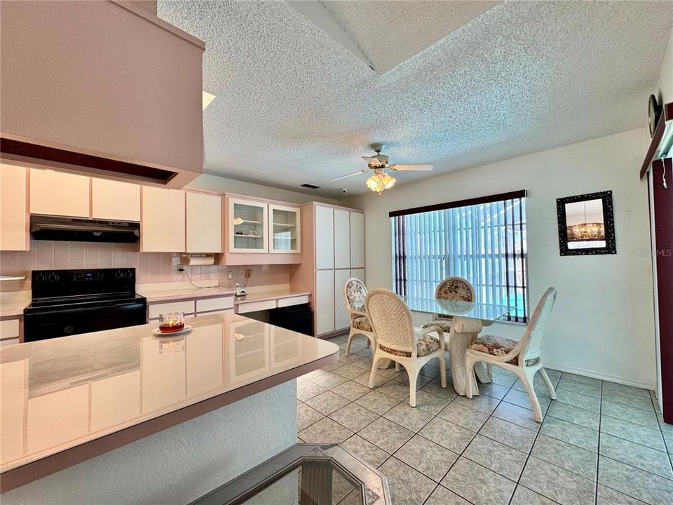 Activo con contrato: $290,000 (3 camas, 2 baños, 1702 Pies cuadrados)