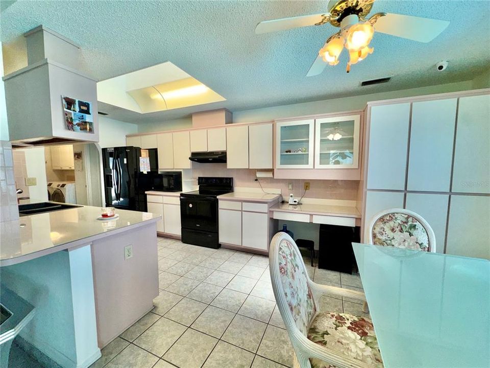 Activo con contrato: $290,000 (3 camas, 2 baños, 1702 Pies cuadrados)