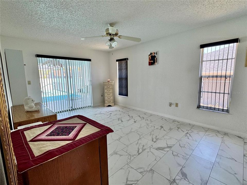 Activo con contrato: $290,000 (3 camas, 2 baños, 1702 Pies cuadrados)