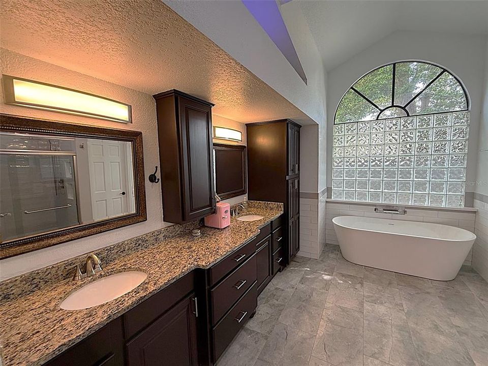 For Sale: $649,900 (4 beds, 2 baths, 2636 Square Feet)