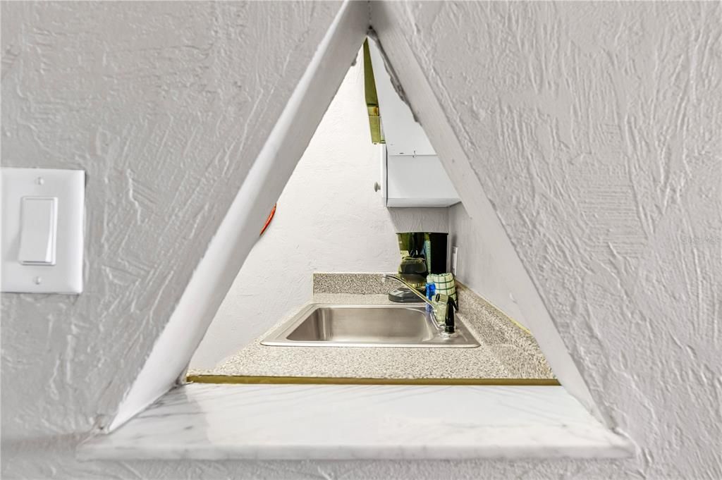 For Sale: $125,000 (1 beds, 1 baths, 343 Square Feet)