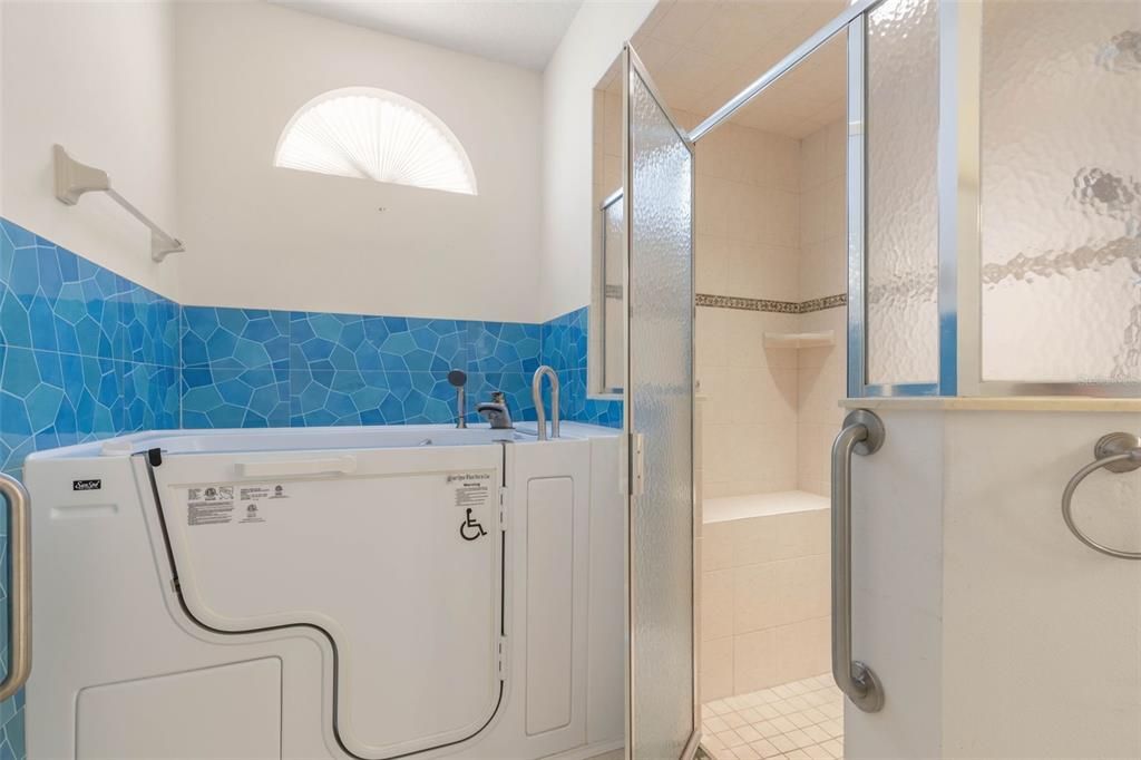 Activo con contrato: $349,000 (3 camas, 2 baños, 2084 Pies cuadrados)