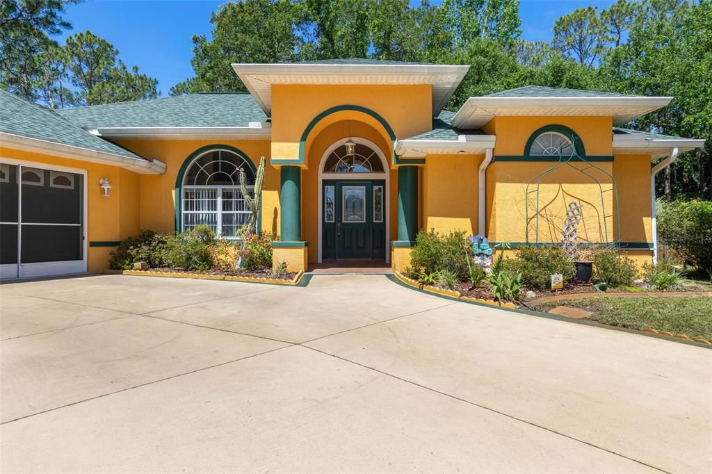 Activo con contrato: $349,000 (3 camas, 2 baños, 2084 Pies cuadrados)