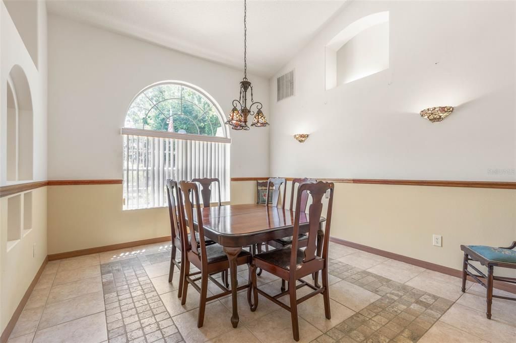 Activo con contrato: $349,000 (3 camas, 2 baños, 2084 Pies cuadrados)
